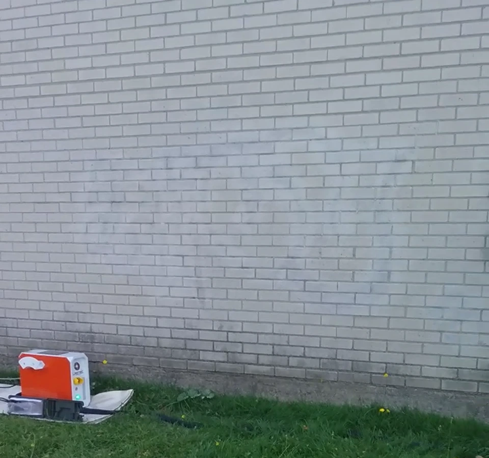 graffitis sur surface extérieure après nettoyage laser