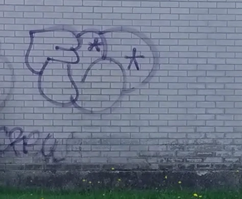 graffitis sur surface extérieure avant nettoyage laser
