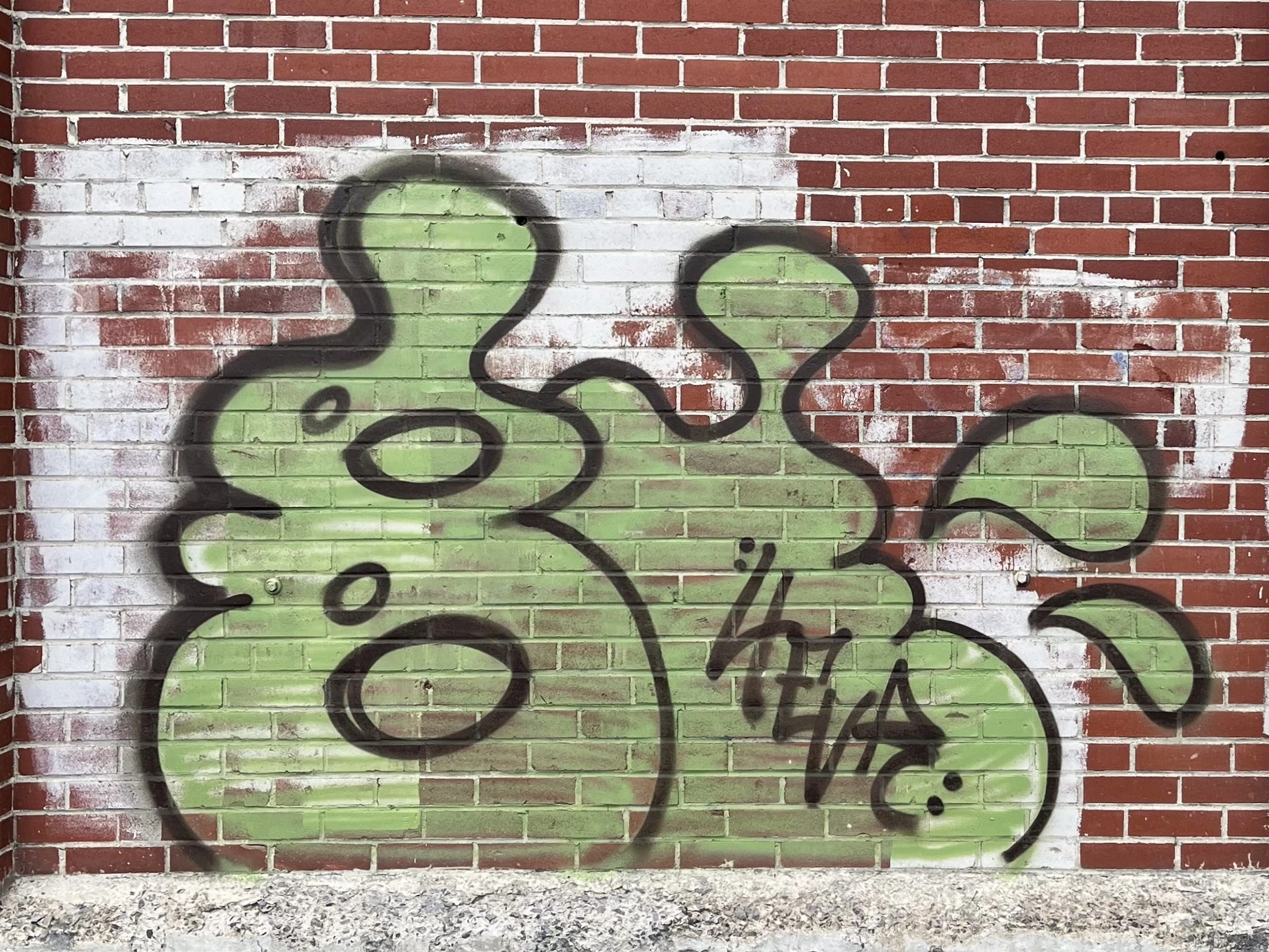graffitis sur façade de brique avant nettoyage laser